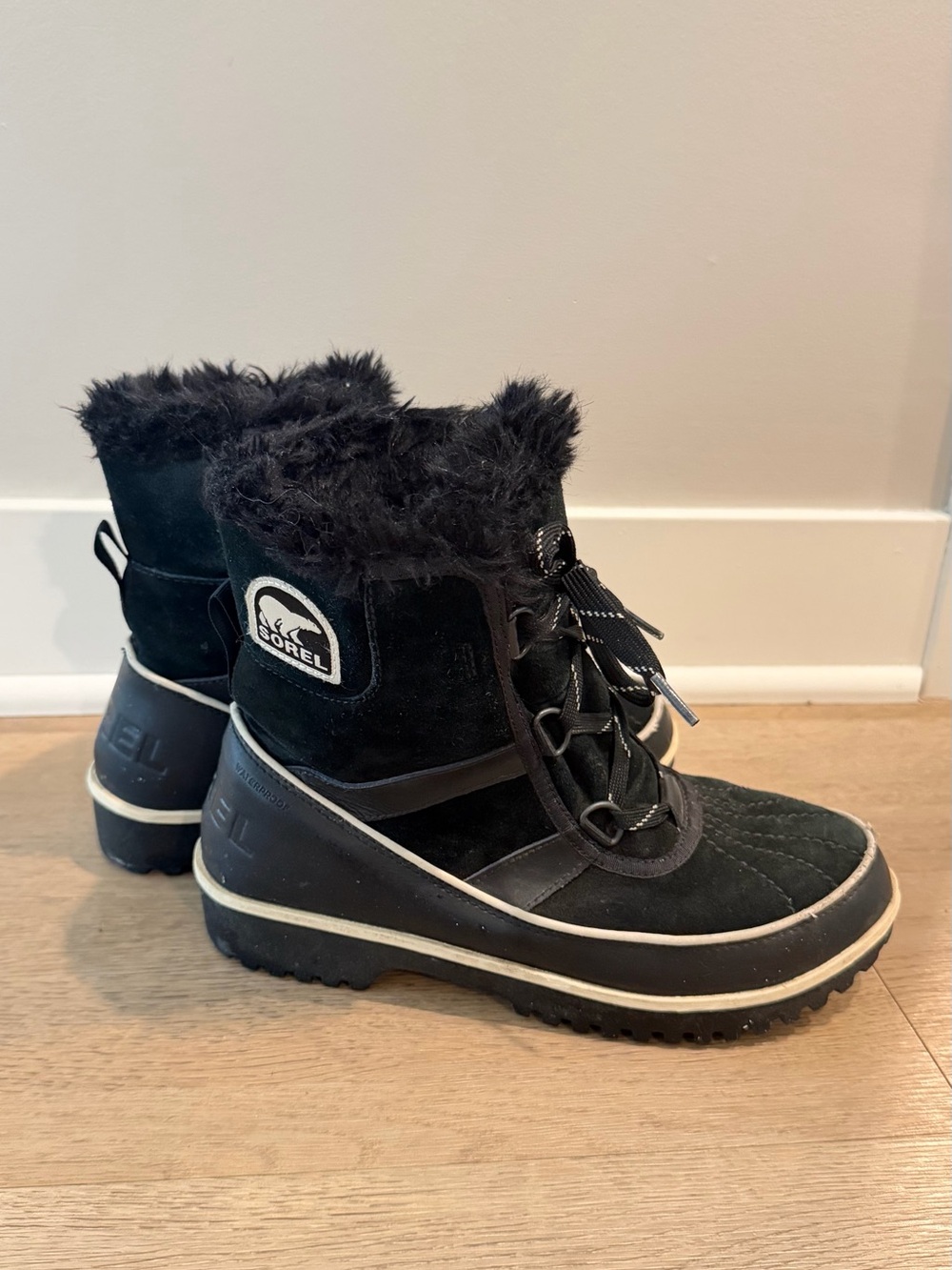 Sorel Women's Black Faux-Fur Trim Lace-Up Winter Boots